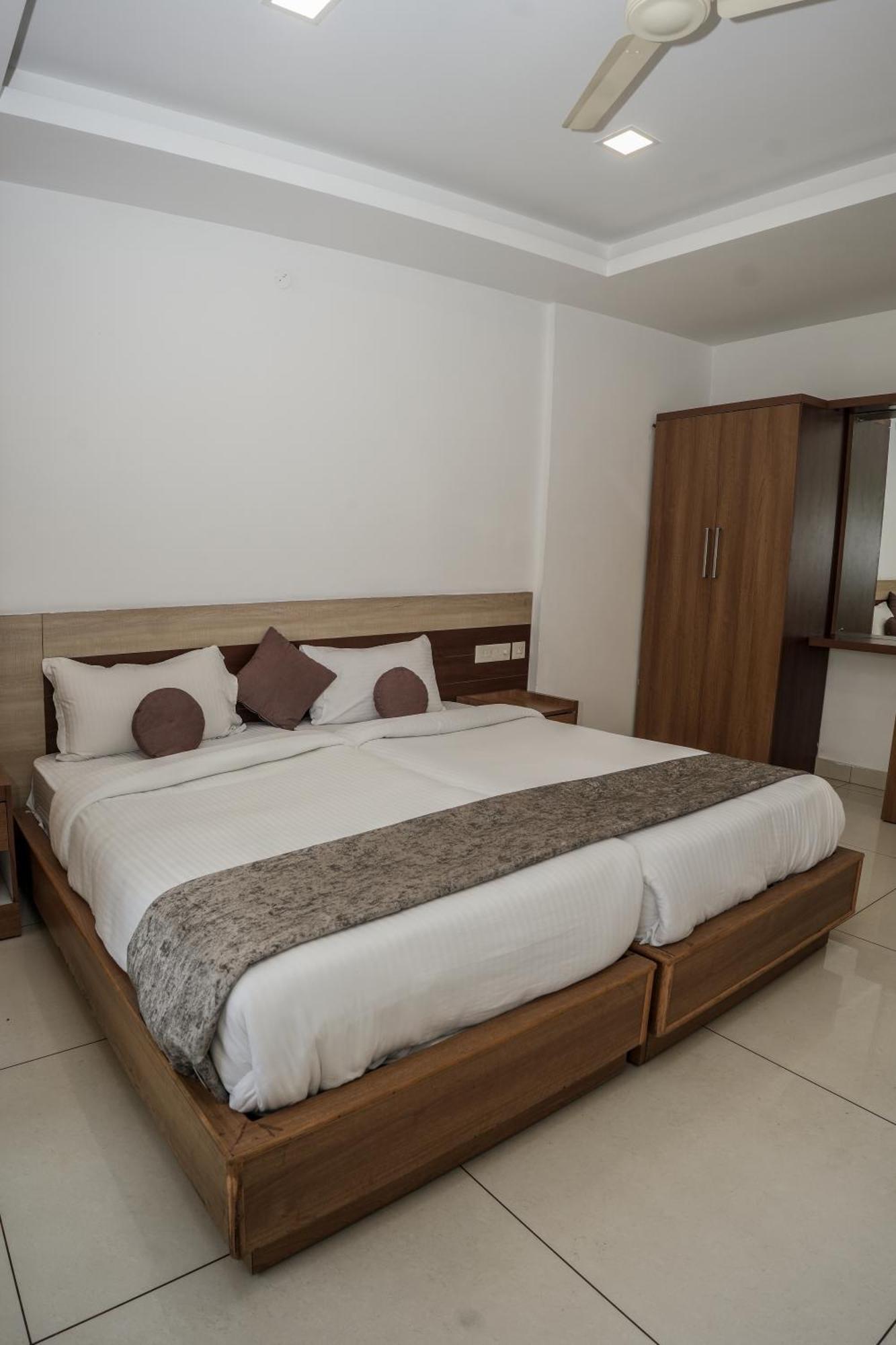 Hotel Lets Stay Kochi Esterno foto