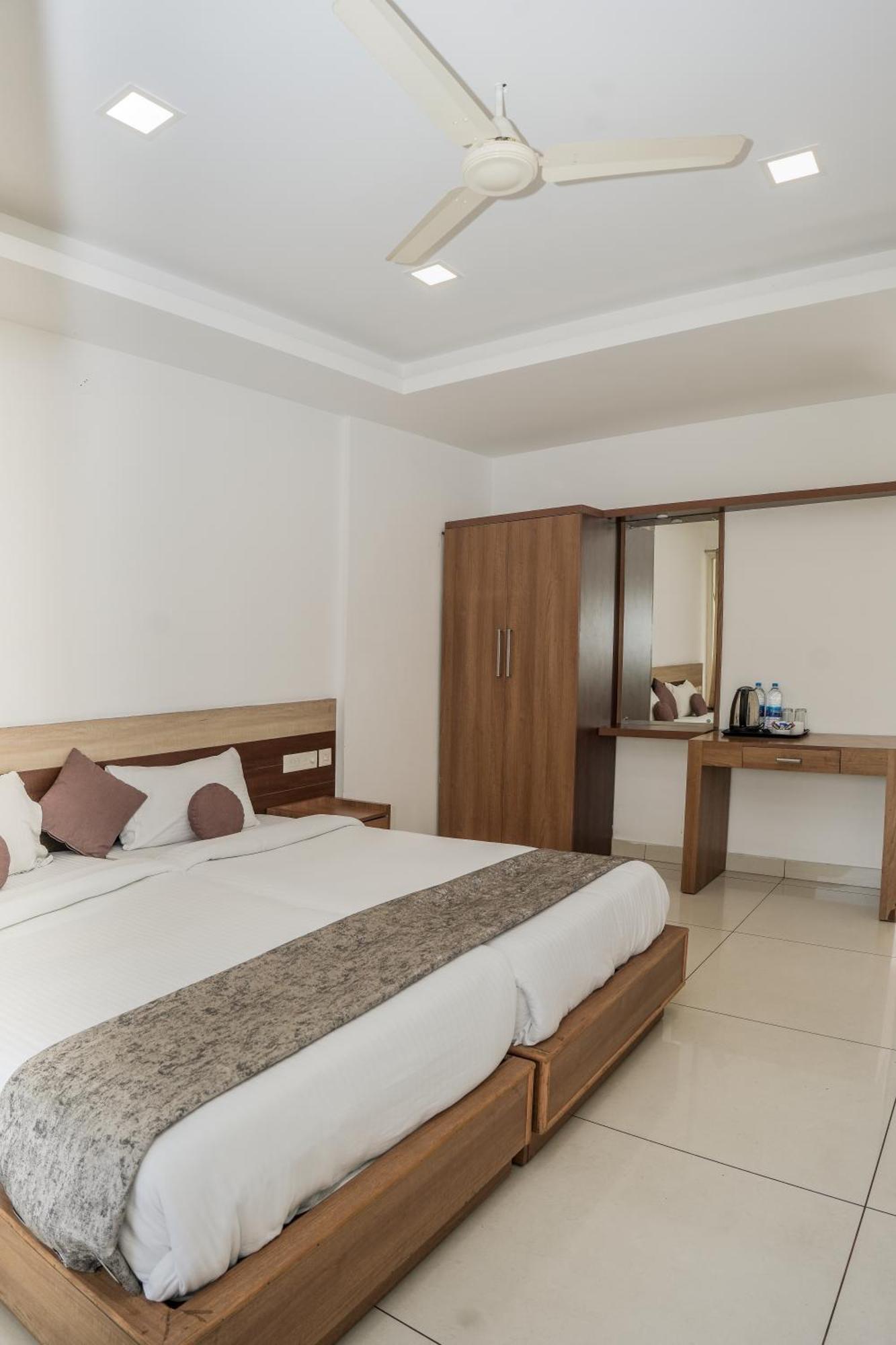 Hotel Lets Stay Kochi Esterno foto