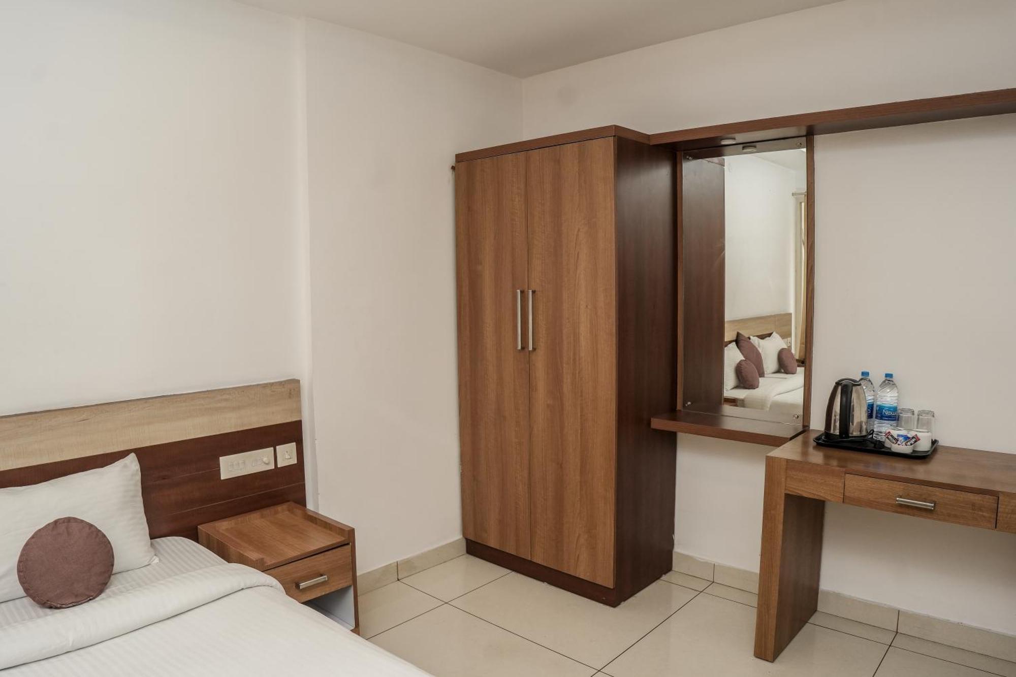 Hotel Lets Stay Kochi Esterno foto